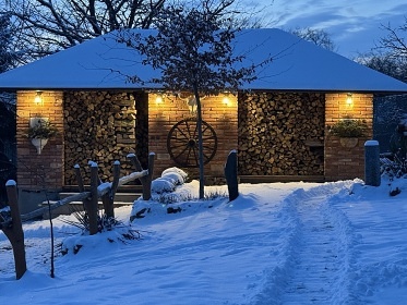 Chalupa s baz�nem a v��ivkou - Toulovcovy Ma�tale