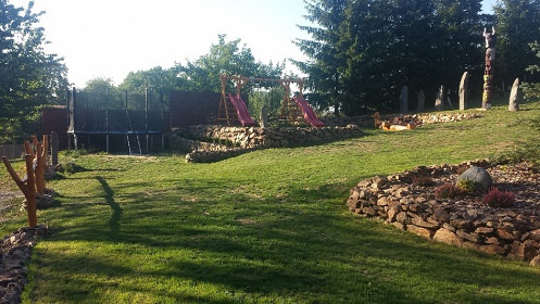 Chalupa s baz�nem a v��ivkou - Toulovcovy Ma�tale