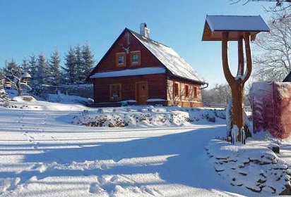 Chalupa s baz�nem a v��ivkou - Toulovcovy Ma�tale