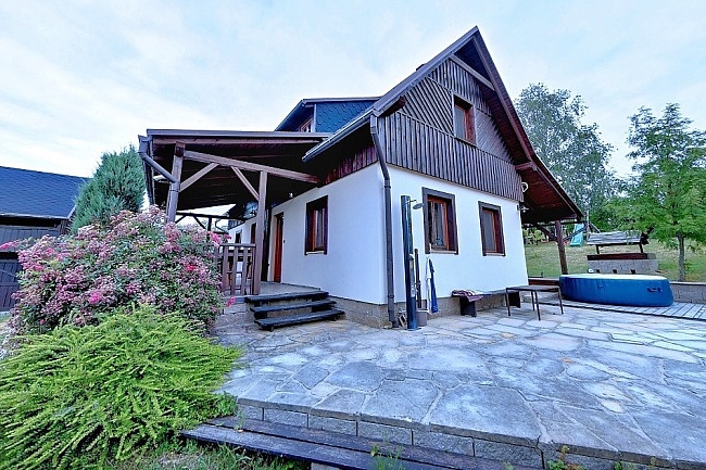 Chalupa u hradu Trosky - Zlat� stezka �esk�ho r�je