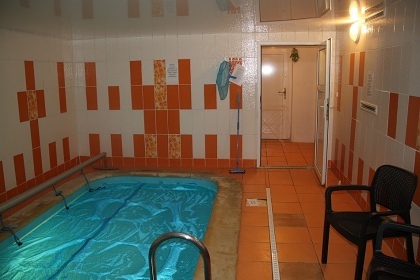 Chalupa s vnit�n�m baz�nem - Studen� vrch