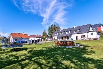 Chalupa s baz�nem - u p�ehrady Lipno - ji�n� �echy