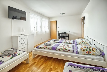 Chalupa s baz�nem - P�lavsk� vrchy - ji�n� Morava