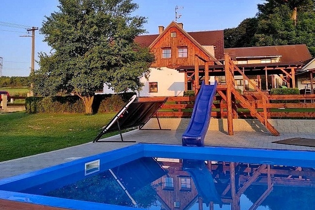 Chalupa a baz�n - Slezsk� Harta - Re�ovsk� vodop�dy