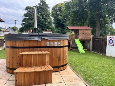 Chalupa a koupac� sud - hrad Choustn�k - T�bor