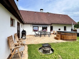 Chalupa a koupací sud - hrad Choustník - Tábor