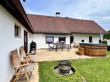 Chalupa a koupac� sud - hrad Choustn�k - T�bor