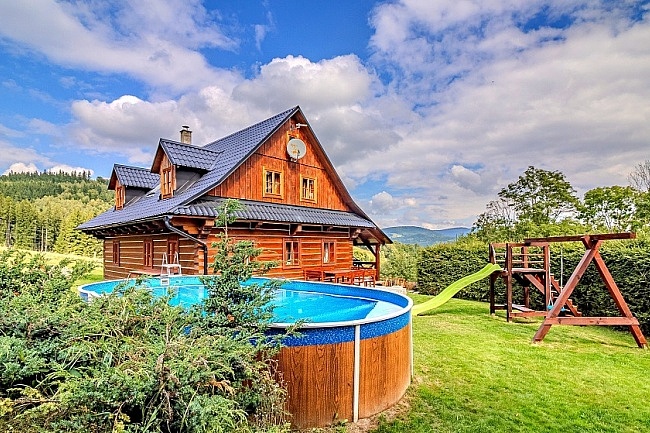 Roubenka s baz�nem - Hyn�ice pod Su�inou